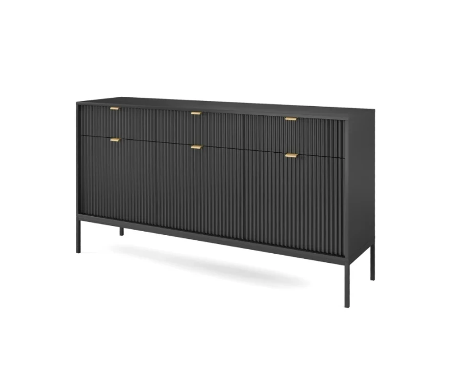 Seitenansicht eines modernen schwarzen Sideboards mit Rillenoptik und Metallbeinen.