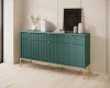 Stilvoll dekoriertes petrolfarbenes Sideboard in einem hellen, modernen Wohnzimmer.