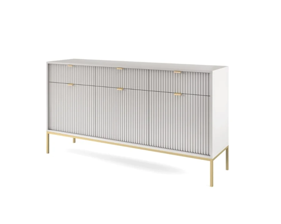 Elegante weiße Kommode mit Rillenstruktur und Goldgriffen in der Seitenansicht.