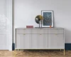 Stilvoll dekoriertes Sideboard im modernen Wohnzimmer vor weißer Wand.