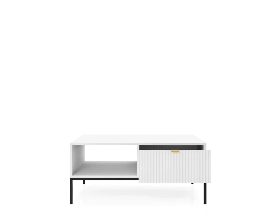 Weißer Couchtisch mit Rillenoptik, offenem Fach und schwarzen Metallfüßen aus der NOVO Serie.