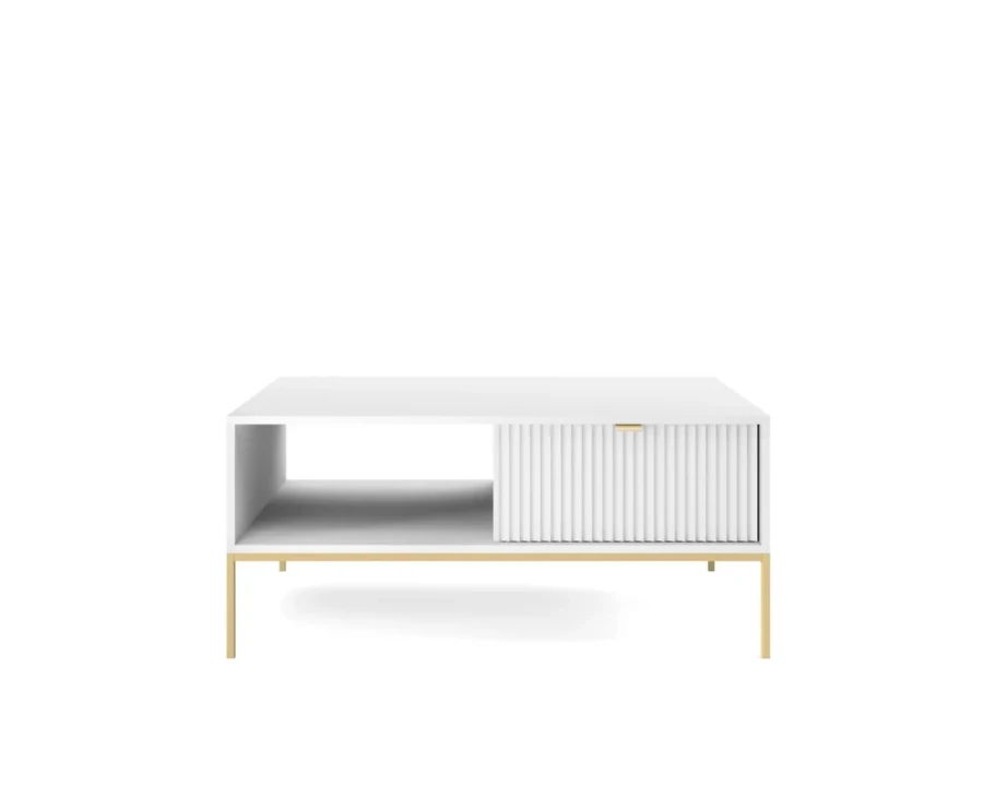 Stilvoller weißer Couchtisch mit Rillen-Design und eleganten goldfarbenen Metallbeinen.