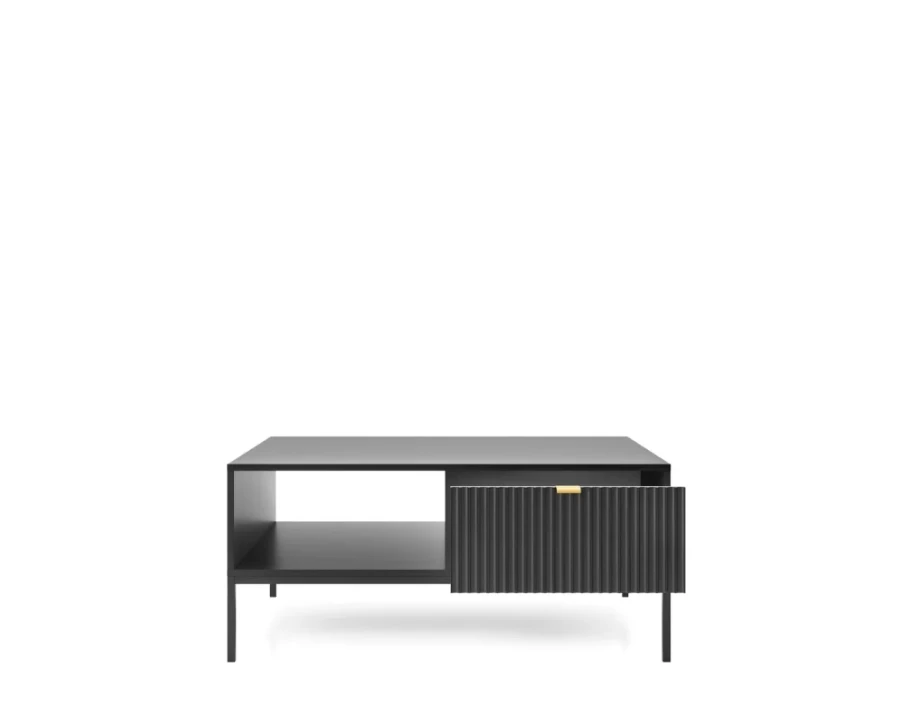 Frontalansicht eines schwarzen Couchtisches mit Riffel-Optik an der Schublade und offenem Regalfach.