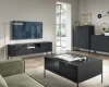 Schwarze Wohnzimmermöbel-Serie mit Rillenstruktur und minimalistischem Design in einem modernen Raum.