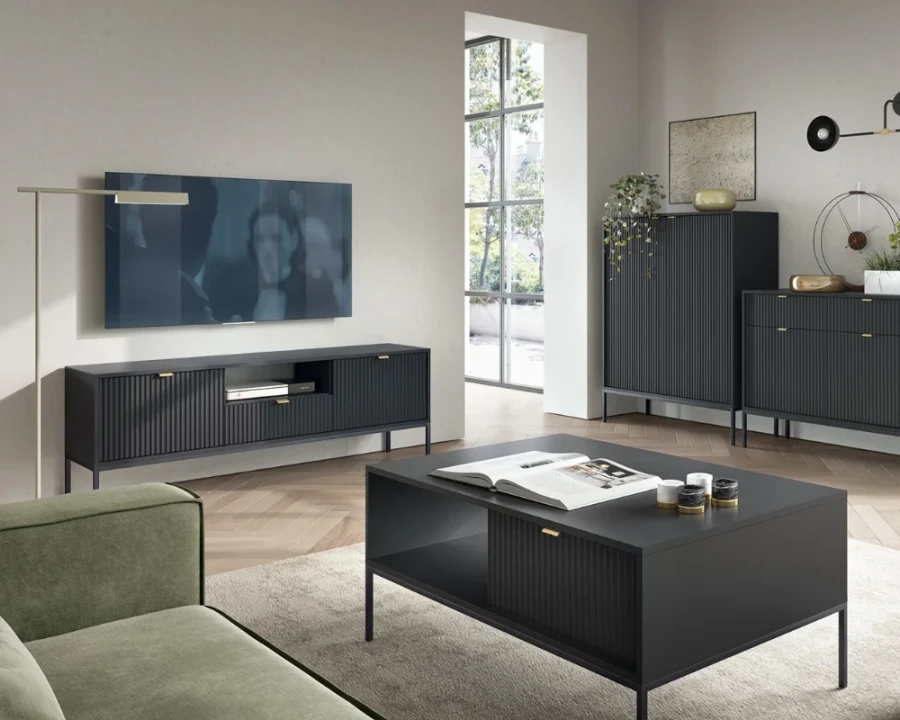 Schwarze Wohnzimmermöbel-Serie mit Rillenstruktur und minimalistischem Design in einem modernen Raum.