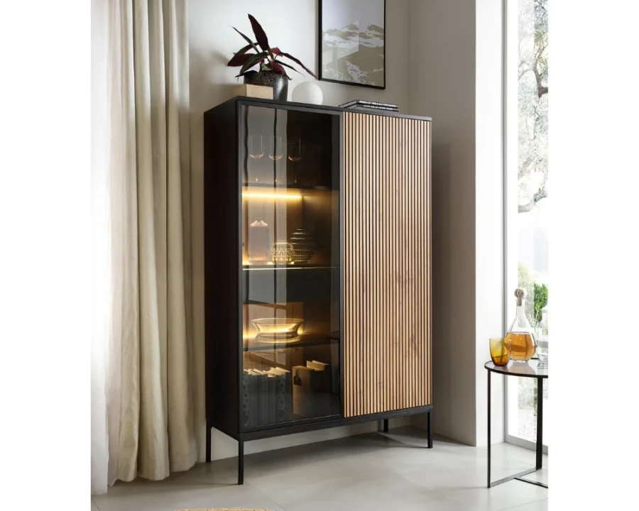 Stilvolle Wohnzimmer-Vitrine mit Glasfront und Holz-Akzenten, dekoriert in hellem Raum.