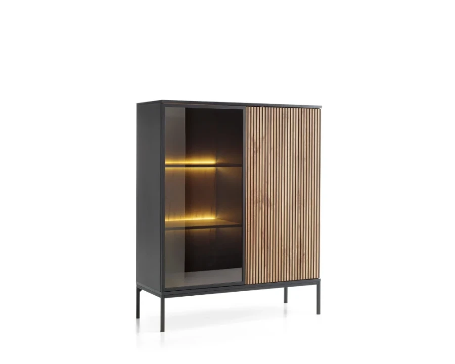 Moderne Sentio Vitrine in Schwarz und Eiche mit Lamellen-Design und integrierter Beleuchtung.