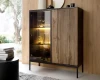 Stilvolle Sentio Wohnzimmer-Vitrine mit Glasfront und Lamellen im gemütlichen Ambiente.