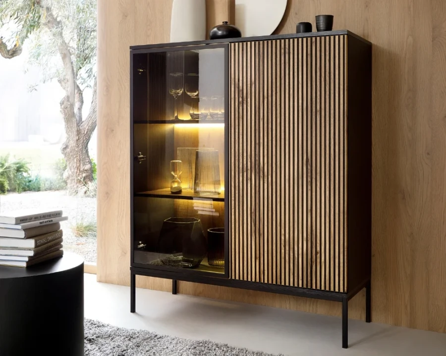 Stilvolle Sentio Wohnzimmer-Vitrine mit Glasfront und Lamellen im gemütlichen Ambiente.