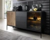 Schwarzes Designer-Sideboard Sentio mit Lamellen in modernem Wohnzimmer-Ambiente dekoriert.