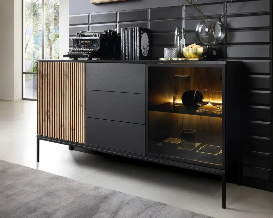 Schwarzes Designer-Sideboard Sentio mit Lamellen in modernem Wohnzimmer-Ambiente dekoriert.