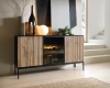 Dekoriertes SENTIO Sideboard mit Lamellen-Design im Wohnzimmer für ein modernes Ambiente.