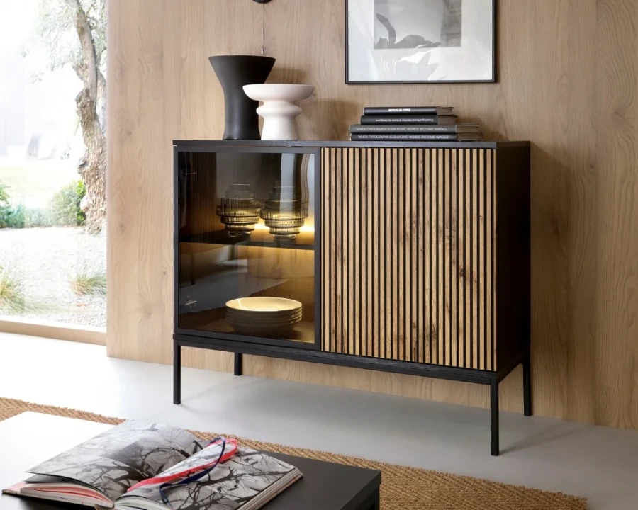 Sideboard im Wohnzimmer-Szenario mit Büchern, Vasen und Wanddekoration.