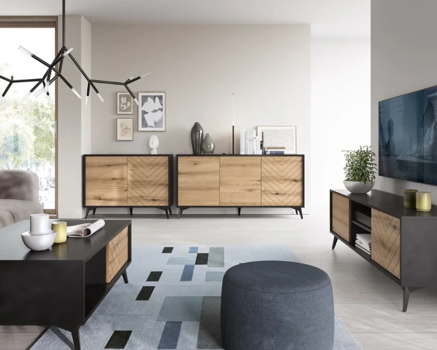 Helles Wohnzimmer mit Sideboards und TV-Lowboard der Diamant-Serie in Eiche-Dekor und Schwarz.