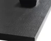 Detailaufnahme einer schwarzen Holzoberfläche mit feiner Maserung.