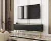 Modernes Wohnzimmer mit schwarzem TV-Board auf goldenen Füßen und Wandfernseher
