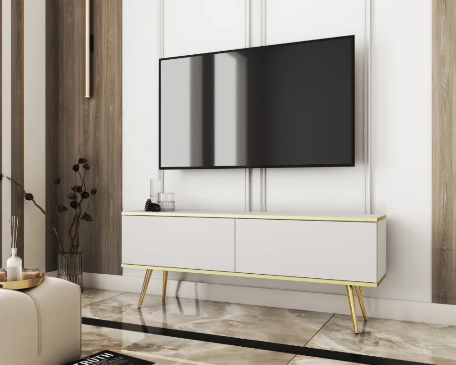 Modernes weißes TV-Lowboard mit goldenen Beinen im eleganten Wohnzimmer.