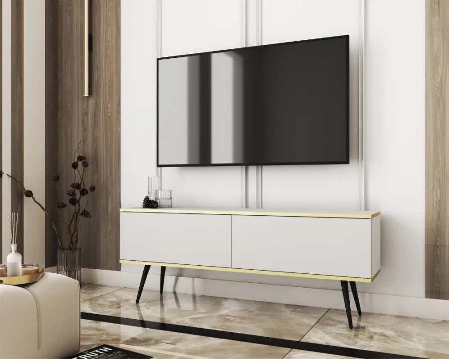 Weißes TV-Board mit schwarzen Füßen und Goldakzenten in moderner Einrichtung.