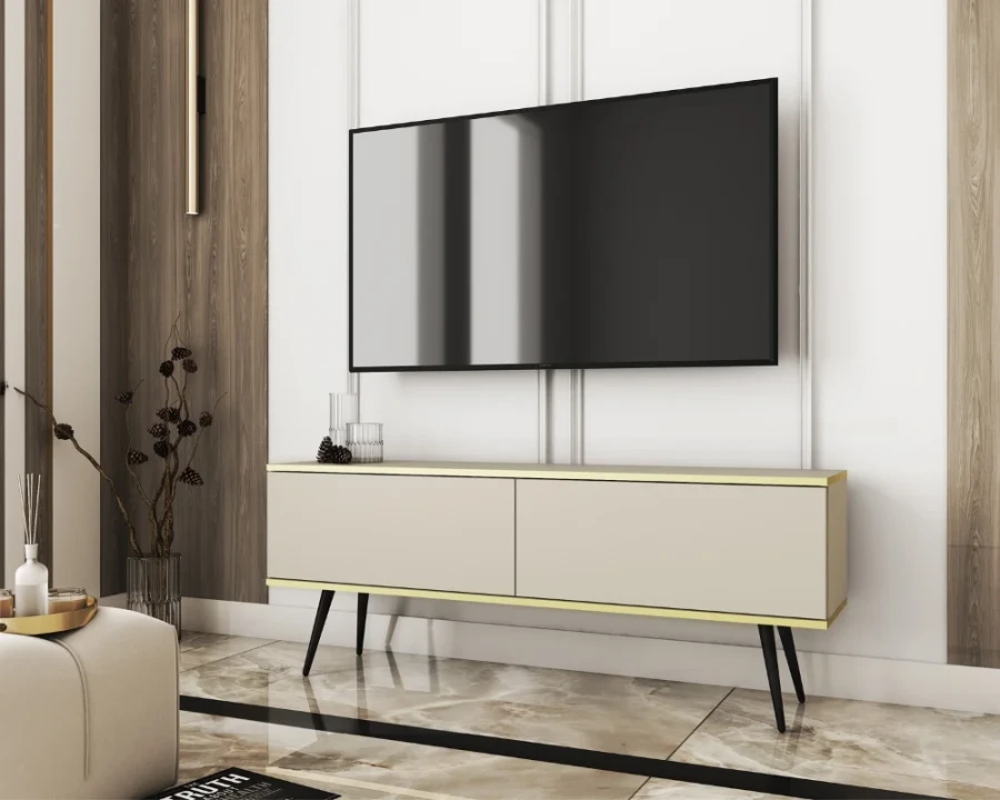 Modernes beiges TV-Board mit Goldrand und schwarzen Füßen im eleganten Wohnzimmer unter einem Fernseher.