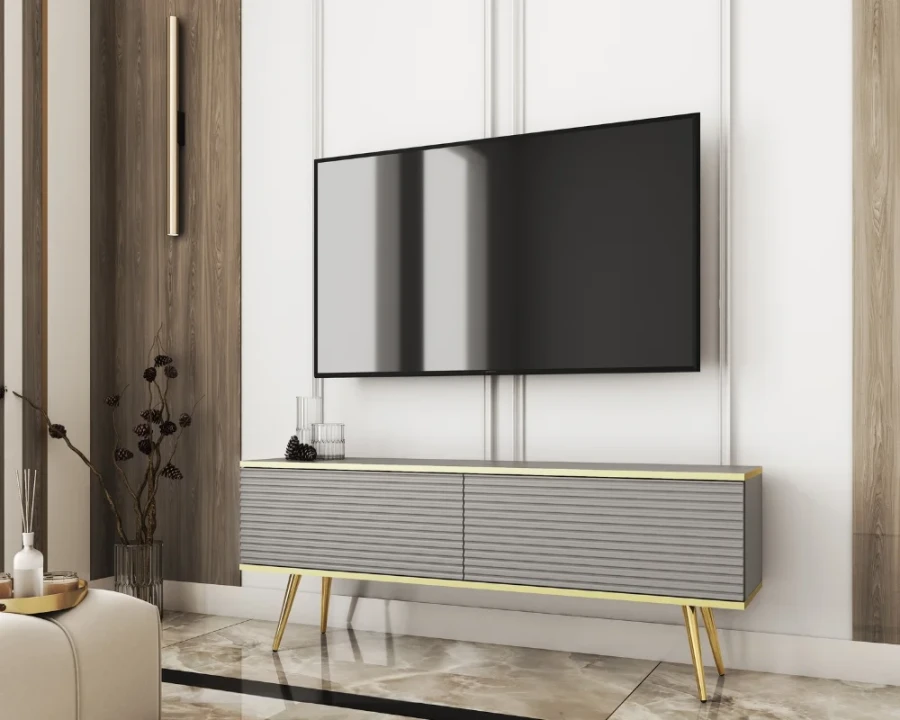 Modernes graues TV-Board mit Goldakzenten im Wohnzimmer unter einem Wand-TV.