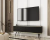 Schwarzes TV-Lowboard mit Rillenfront, Golddetails und wandmontiertem Flachbildfernseher im Wohnzimmer.