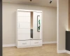 Moderner weißer Kleiderschrank mit Spiegeltür in hellem Schlafzimmer-Ambiente.