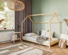 Gemütliches Kinderzimmer mit einem Hausbett aus hellem Holz und Dekoration.