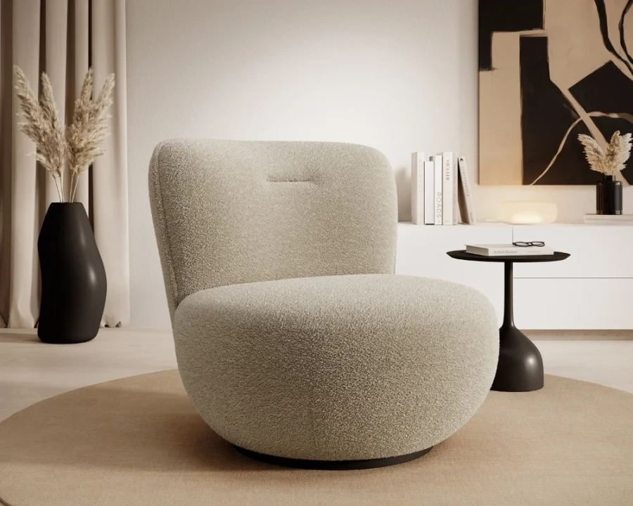 Stilvoller beiger Bouclé-Sessel in hellem Wohnzimmer mit minimalistischer Deko.