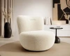 Eleganter weißer Bouclé-Sessel in rundem Design für moderne Wohnbereiche.