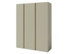 Salbeigrüner Kleiderschrank mit drei Türen und Holzelementen in modernem Design.