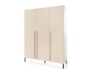 Beiger SORENTO Kleiderschrank, dreitürig mit langen Griffleisten und schwarzen Metallfüßen.