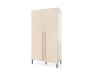 Minimalistischer Kleiderschrank in Beige mit zwei Türen und eleganten schwarzen Metallfüßen.