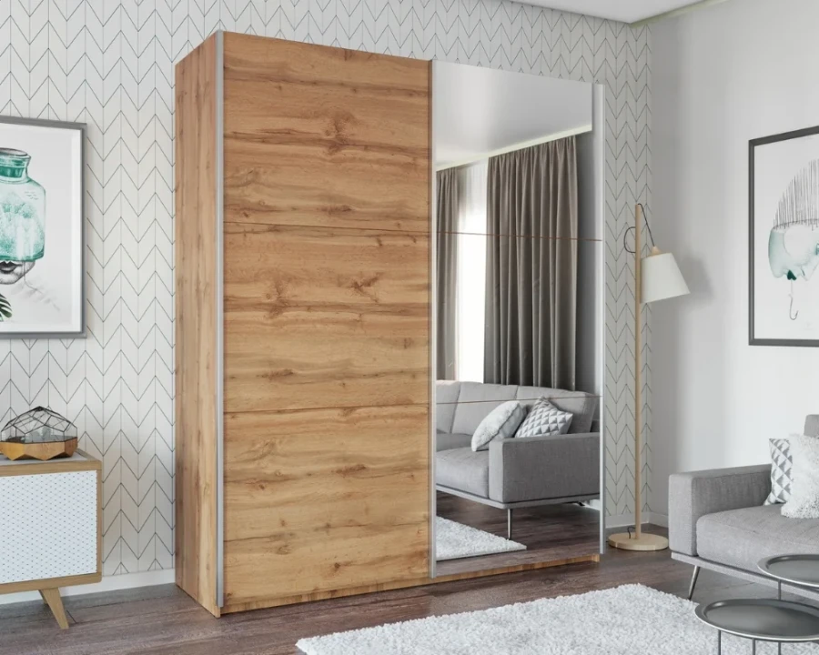 Moderner Schwebetürenschrank in Eiche-Optik mit Spiegel im Wohnzimmer.