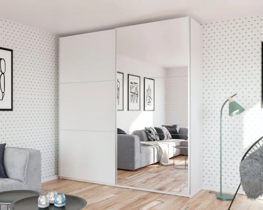 Weißer Schwebetürenschrank mit Spiegeltür in modernem Ambiente.
