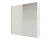 Weißer Schwebetürenschrank mit minimalistischem Design