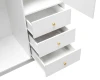 Detailansicht von drei offenen weißen Schubladen mit eleganten goldenen Knaufgriffen.