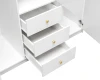 Detailansicht von drei ausgezogenen weißen Schubladen eines Schranks mit goldenen Knäufen.