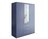 Dreitüriger Kleiderschrank in Hellblau mit Spiegel und drei Schubladen, goldene Griffe.
