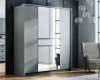 Grauer Schwebetürenschrank mit Spiegel in einem modern eingerichteten Zimmer