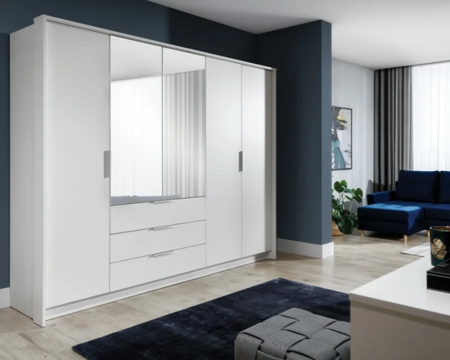 Weißer Schlafzimmerschrank mit Spiegel im modernen Wohnambiente.