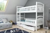 Weißes Etagenbett mit Schubladen und Rausfallschutz im hellen Kinderzimmer.