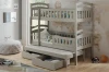 Graues Etagenbett für 3 Personen mit zusätzlichem Ausziehbett und Stauraum im Kinderzimmer.