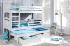Weißes Etagenbett mit drittem Ausziehbett und Schubladen in hellblauem Kinderzimmer.