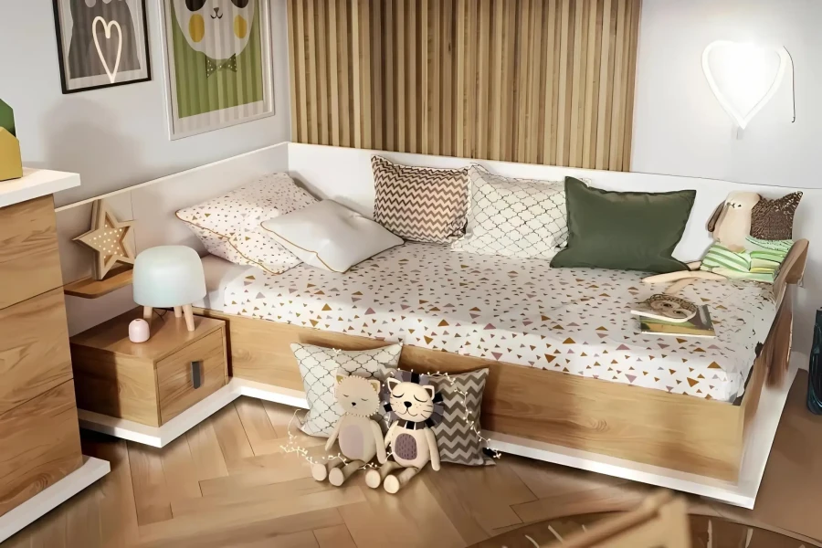 Gemütliches Kinderbett mit vielen Kissen und skandinavischem Holzdekor im hellen Zimmer.