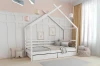 Weißes Hausbett für Kinder mit integrierten Schubladen in einem gemütlich eingerichteten Zimmer.