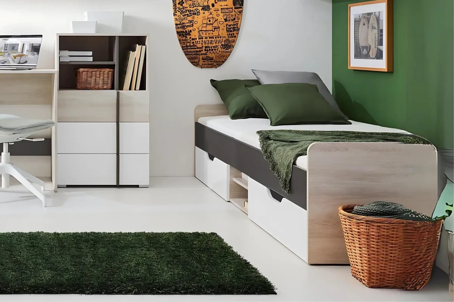 Stilvolles Jugendzimmer mit Funktionsbett, grünem Teppich und passenden Beimöbeln.