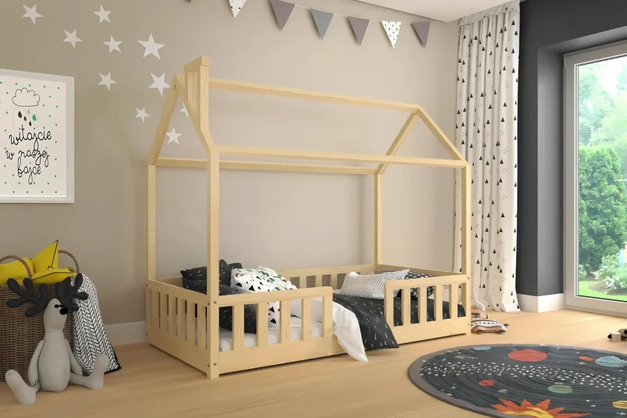 Skandinavisches Kinderhausbett in hellgrauem Zimmer mit Sternen-Wanddeko und Wimpelkette.