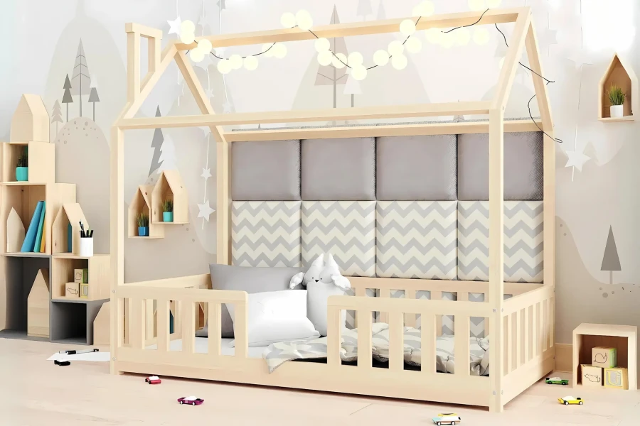 Gemütlich dekoriertes Hausbett mit Lichterkette und gepolsterten Wandpaneelen im Kinderzimmer.