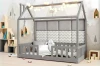 Gemütliches Kinderhausbett in Grau mit stimmungsvoller Lichterkette und Polsterpaneelen.