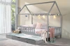 Helles Kinderzimmer mit grauem Hausbett, rosa Kissen und stimmungsvoller Beleuchtung.